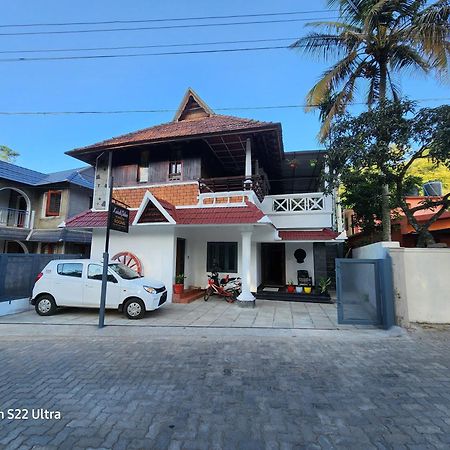 Kairali Palace Home Stay Thekkady Bagian luar foto