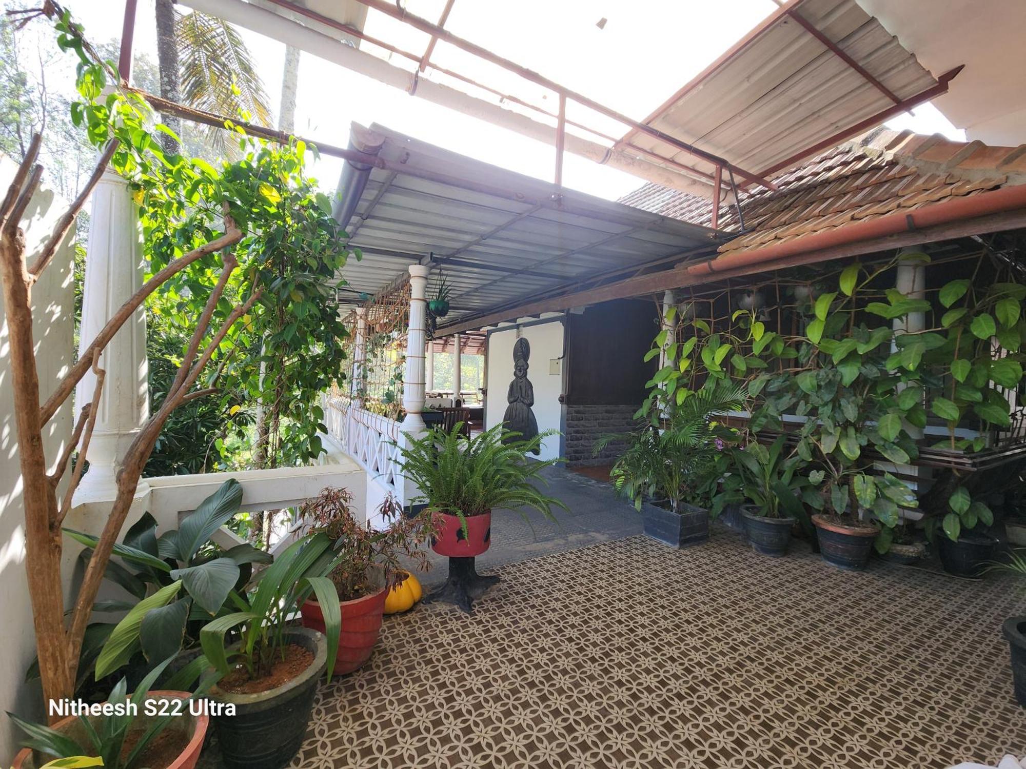 Kairali Palace Home Stay Thekkady Bagian luar foto